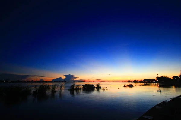 Prachtig Silhouet Zonsopkomst Zonsondergang Schemering Aan Hemel Reflecties Mekong Rivier — Stockfoto