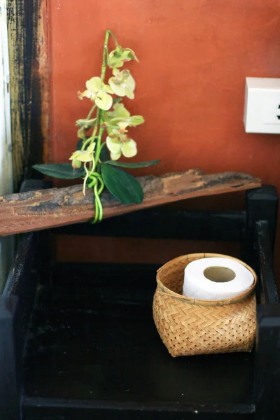 Tejido Una Cesta Flores Orquídea Estante Madera Colgando Decoración Pared — Foto de Stock