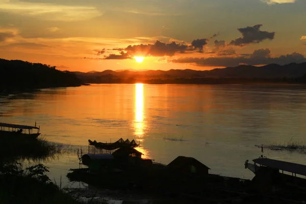在泰国 老挝边境昌汉腹地的洪江 长尾渔船和渔民在美丽的夕阳西下的传统 — 图库照片
