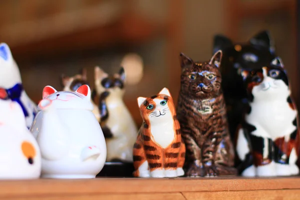 Cute Ceramiczne Koty Półce — Zdjęcie stockowe