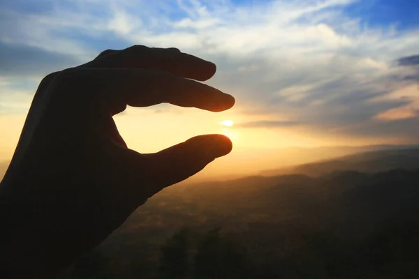 Prachtige Silhouet Hand Vasthouden Aan Zon Zonsondergang Berg Macht Hoop — Stockfoto