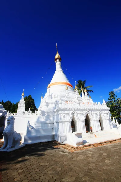 Hermosa Pagoda Blanca Con Cielo Azul Phra Que Doi Kong — Foto de Stock