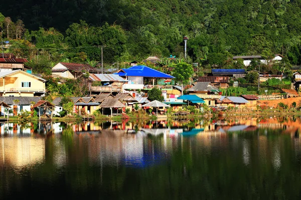 Dağdaki Güzel Manzara Köyü Meahongson Bölgesindeki Göl Nehirde Mavi Gökyüzü — Stok fotoğraf