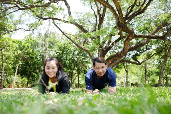 Leende Asiatiska Unga Par Älskar Att Träna Och Planking Träning — Stockfoto