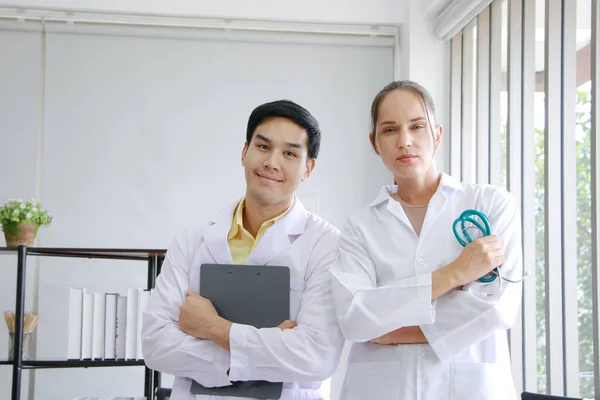 Lächelnde Teamarbeit Junger Kaukasischer Psychiater Und Asiatischer Psychiater Sind Spezialisten — Stockfoto