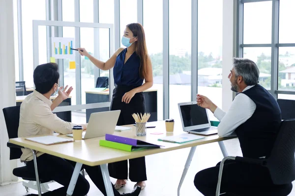 Uomini Affari Lavoro Squadra Incontro Donna Affari Che Indossa Maschera — Foto Stock