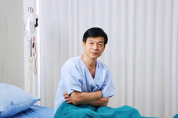 Lächelnder Asiatischer Alter Mann Der Heilzimmer Auf Dem Bett Sitzt — Stockfoto