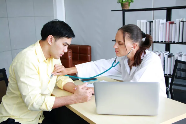 Young Caucasian Female Psychiatrist Specialist Psychiatry Maintaining Stethoscope Back Asian — Stock Photo, Image