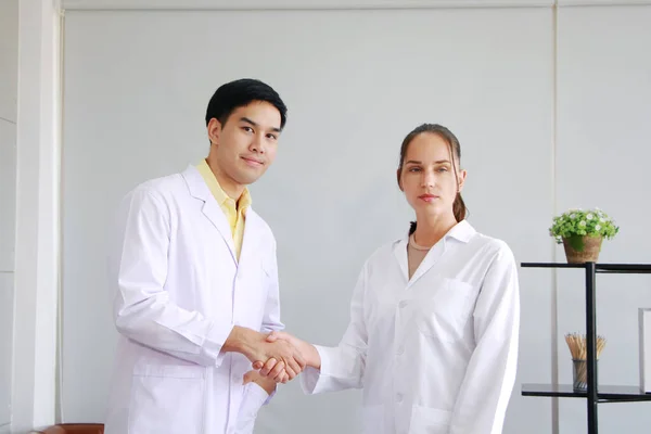 Smiling Teamwork Professional Asian Man Caucasian Female Psychiatrist Neurologist Doctor — Stock Photo, Image