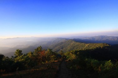 MAEHONGSON, THAILAND-11 ARALIK 2015: Dağda güzel bir gündoğumu dalgalanması ile Tayland bayrağı