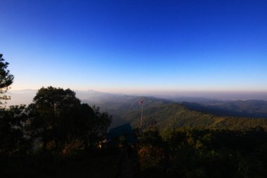 MAEHONGSON, THAILAND-11 ARALIK 2015: Dağda güzel bir gündoğumu dalgalanması ile Tayland bayrağı