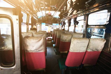 NAN, THAILAND-12 ARALIK 2015: Tayland ülkesindeki yerel otobüste eski ve antika sandalyeler 