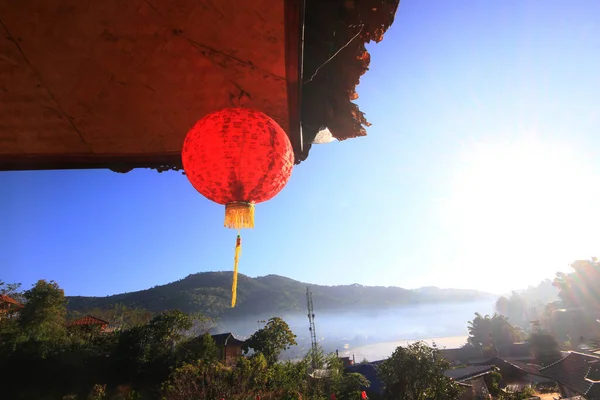 Mooie Rode Papieren Chinese Lantaarns Licht Opknoping Decoratie Dakrand Van — Stockfoto