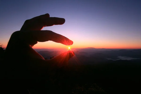 Vrouw Vingers Plukken Prachtige Zon Natuurlijke Schemering Van Zonsondergang Berg — Stockfoto