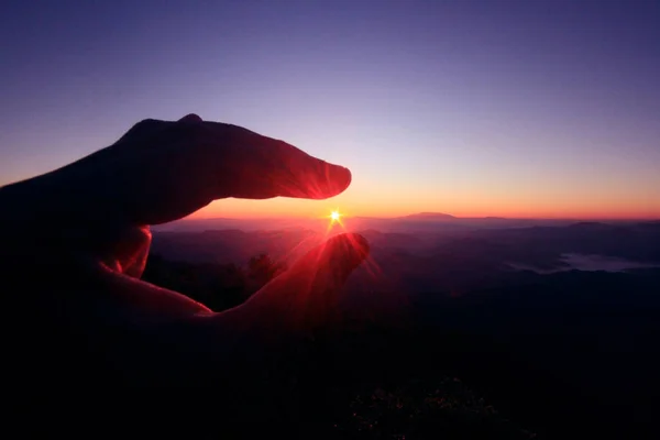 Kvinnliga Fingrar Plockar Vacker Sol Naturligt Skymning Solnedgången Berget — Stockfoto