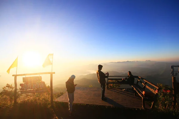 Maehongson Thailand December 2015 山の上の自然の日の出の美しいシルエットの人々 — ストック写真