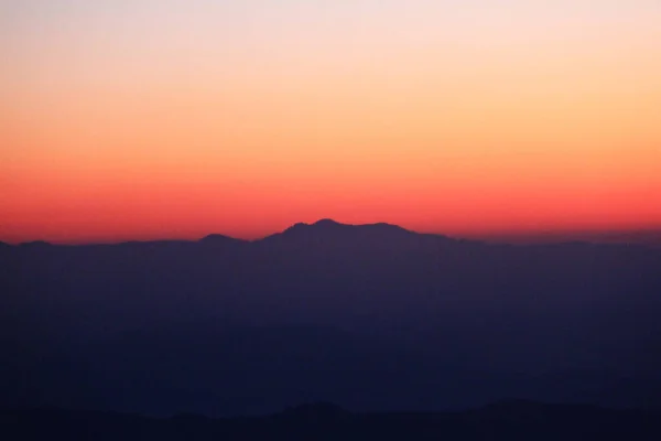 Закат Небе Облака Красивые Красочные Сумерки Время Силуэтом Горы — стоковое фото