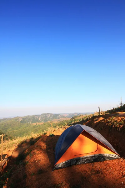 Tendas Coloridas Camping Montanha Vale Neblina Luz Solar Natural Com — Fotografia de Stock