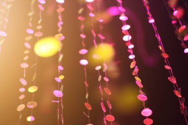 Pırıl pırıl pırıl ve altın metalik yuvarlak parlak bir bokeh. Noel ve Noel konsepti için çok renkli Noel ve Yeni Yıl ışığı özeti.