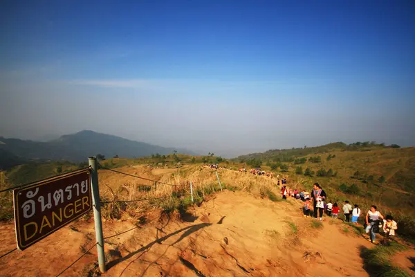 2016年2月13日 タイ北部のフーチー ヒルに の標識ラベルが付いた山と青空の谷の自然を堪能 — ストック写真