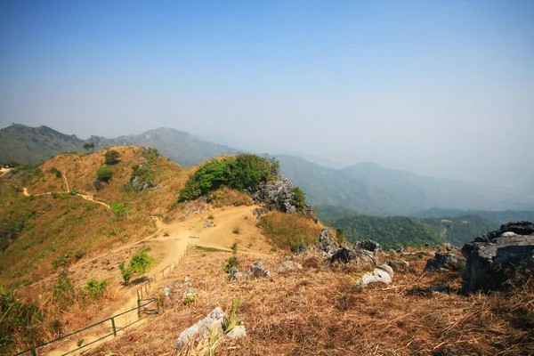 乾燥した草原と青い空を持つ野生の谷の山で土井Phaの唐の丘タイ — ストック写真