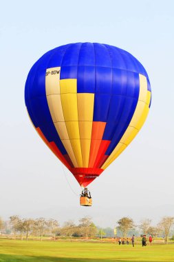 CHIANGRAI, THAILAND-FEBRUARY 14, 2016: Coloful Balonları, Tayland Uluslararası Balon Festivali 'nde mavi gökyüzü ve Balon Gecesi Parıltısı atmosferinde özgürce uçuyor.