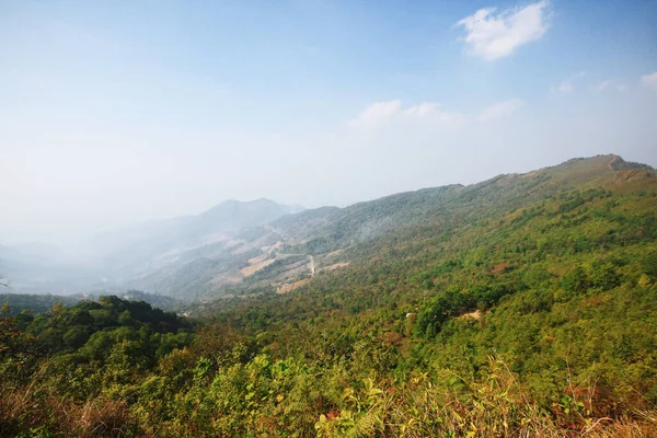 泰国山谷山上森林中的Aerial View Hill部落村 — 图库照片