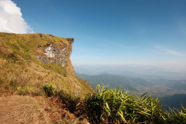 タイ北部のPhu Chee Fah丘で冬の山と青空の美しい風景谷 — ストック写真