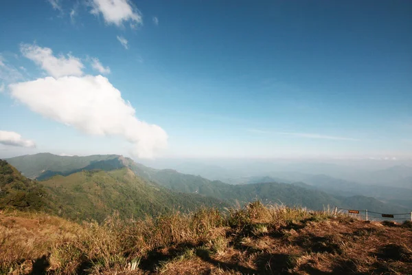 Вид Воздуха Высокогорье Сухой Травой Лесной Холм Голубом Небе Горе — стоковое фото