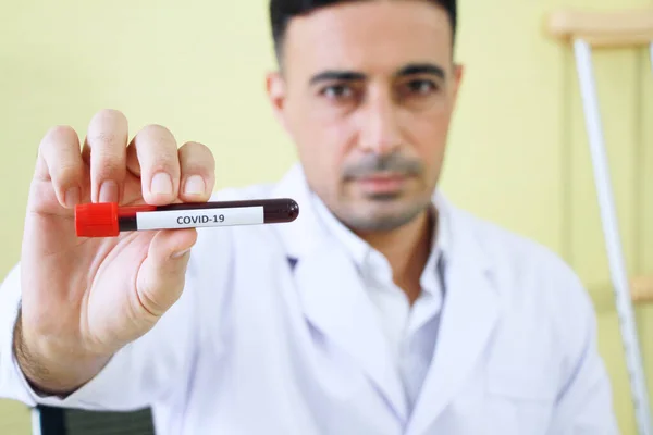 白人科学実験者男性の手は 科学研究所でIn VitroでCovid 19ウイルスに感染した人々の血液検査を保持 — ストック写真
