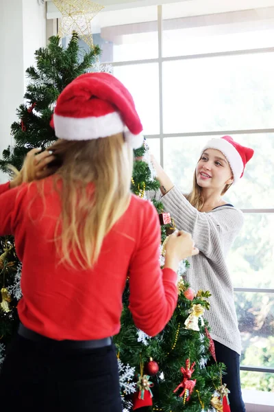 Gülümseyen Beyaz Çift Noel Partisi Için Çam Ağacında Süslenip Süslenir — Stok fotoğraf