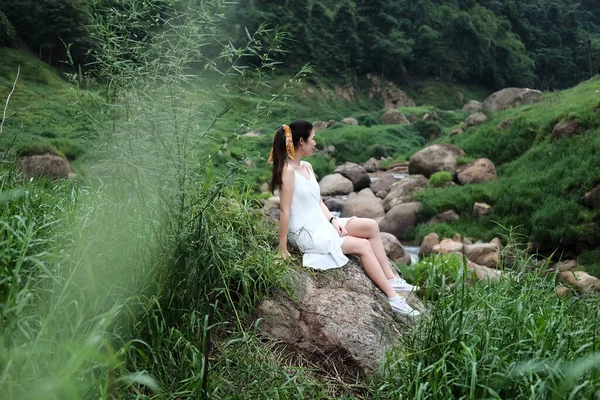 Азиатка Белом Платье Сидит Скале Лесу Свобода Природе — стоковое фото