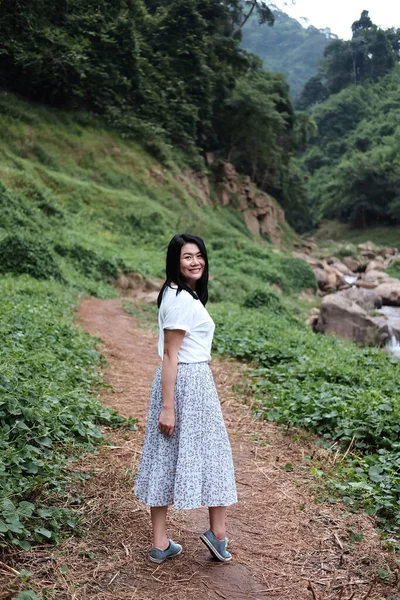 Sorrindo Mulher Asiática Usar Vestido Branco Relaxante Floresta Liberdade Conceito — Fotografia de Stock