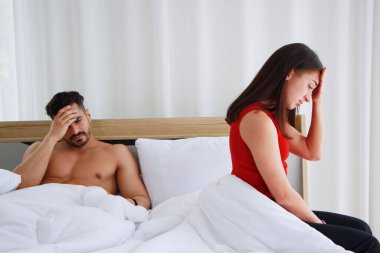 Yatakta sevişmekten mutsuz olan ve evlilik hayatıyla ilgili sorunları olan Kafkas aşığı bir çift. Toplumda Ereksiyon Bozukluğu ve Boşanma.