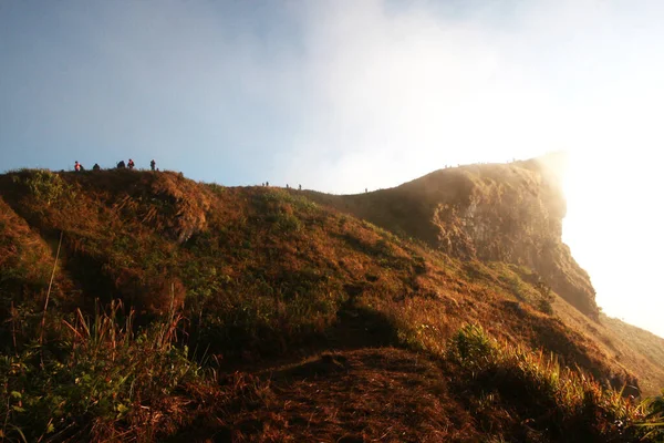 Chiangrai Thailand 2011年12月14日 タイ北部のフーチー ファの丘で空に輝く日の出の冬に霧と霧を持つ山の谷のシルエット観光客 — ストック写真