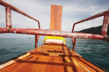 Tahta Kafa geleneği uzun kuyruk teknesi Tayland 'daki Andaman Denizi' ne gidiyor.