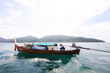 SATUN, THAILAND - 08 Mayıs 2012: Tahta gelenek, Tayland 'daki Andaman Mavi Denizi' nde turistler için uzun kuyruk teknesi