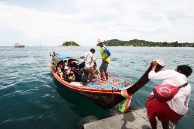 SATUN, THAILAND - 08 Mayıs 2012: Tahta geleneği, turistleri Andaman Blue denizindeki Satul ilindeki Koh Lipe adasındaki adaya taşımak için uzun kuyruk teknesi