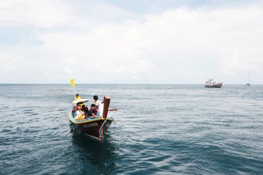 SATUN, THAILAND - 08 Mayıs 2012: Tahta geleneği, turistleri Andaman Blue denizindeki Satul ilindeki Koh Lipe adasındaki adaya taşımak için uzun kuyruk teknesi