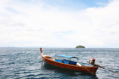 SATUN, THAILAND - 08 Mayıs 2012: Tahta geleneği, turistleri Andaman Blue denizindeki Satul ilindeki Koh Lipe adasındaki adaya taşımak için uzun kuyruk teknesi