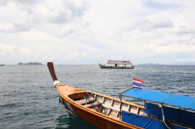 SATUN, THAILAND - 08 Mayıs 2012: Tahta geleneği, turistleri Andaman Blue denizindeki Satul ilindeki Koh Lipe adasındaki adaya taşımak için uzun kuyruk teknesi