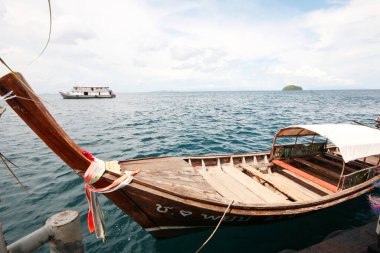 SATUN, THAILAND - 08 Mayıs 2012: Tahta geleneği, turistleri Andaman Blue denizindeki Satul ilindeki Koh Lipe adasındaki adaya taşımak için uzun kuyruk teknesi