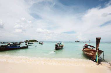 SATUN, THAILAND - 08 Mayıs 2012: Tahta geleneği, turistleri Andaman Blue denizindeki Satul ilindeki Koh Lipe adasındaki adaya taşımak için uzun kuyruk teknesi