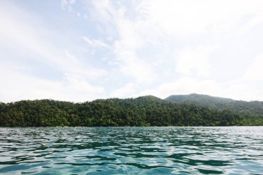Tayland 'da mavi denizi ve dağ plajı olan güzel tropikal ada manzarası