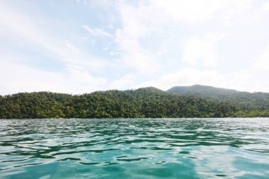 Tayland 'da mavi denizi ve dağ plajı olan güzel tropikal ada manzarası