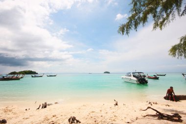 SATUN, THAILAND - 08 Mayıs 2012: Tahta geleneği, turistleri Andaman Blue denizindeki Satul ilindeki Koh Lipe adasındaki adaya taşımak için uzun kuyruk teknesi