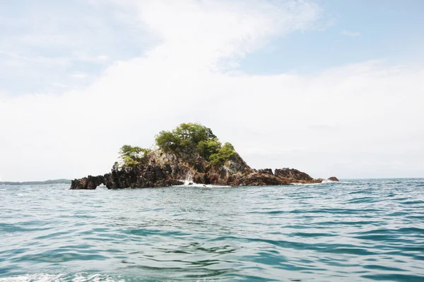 タイの青い海と山のビーチと熱帯島の美しい風景 — ストック写真