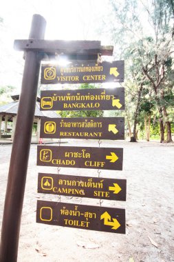 SATUN, THAILAND - 08 Mayıs 2012: Lipe Adası 'ndaki Turizm Bilgi Merkezi Tabelasının Ahşap Etiketi