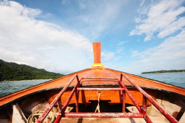 Tahta Kafa geleneği uzun kuyruk teknesi Tayland 'daki Andaman Denizi' ne gidiyor.