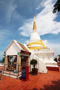 SONGKHLA, THAILAND -09 Mayıs 2012: Tayland 'ın Songkla kentindeki Tangkouan Tepesi' nde bulunan Beyaz Pagoda Tapınağı